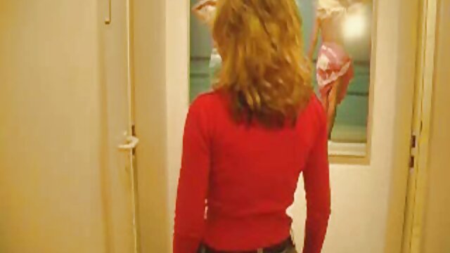 Augstas izšķirtspējas :  Divas ragveida meitenes dalās sava vīrieša drauga garajā Džonsonā Porno filmas 